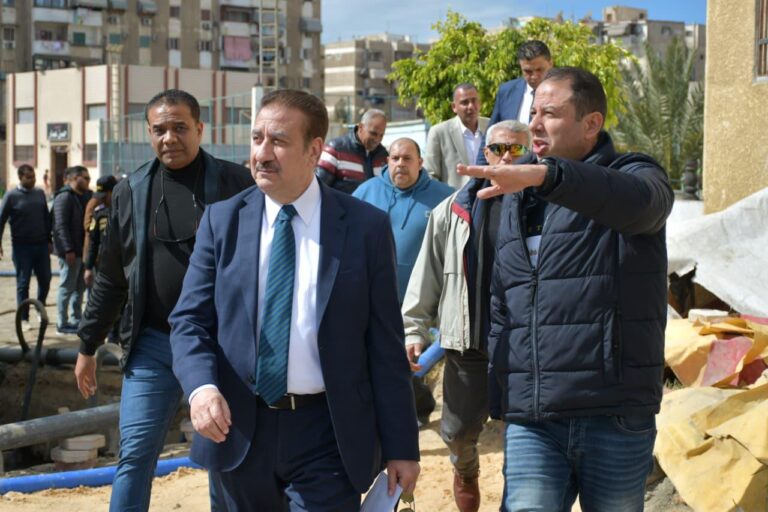 محافظ بورسعيد و النائب حسن عمار يتفقدان مركز التنمية الشبابية بحي الزهور