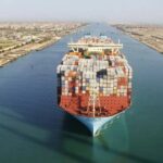 قناة السويس تتحدى الطقس بعبور 39 سفينة وحمولات مليونية