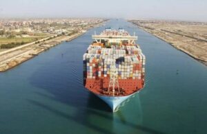 قناة السويس تتحدى الطقس بعبور 39 سفينة وحمولات مليونية