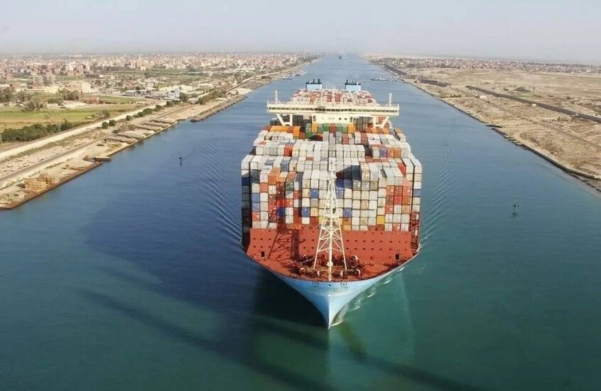 قناة السويس تتحدى الطقس بعبور 39 سفينة وحمولات مليونية