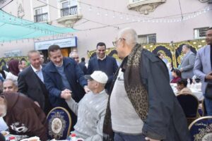 محافظ بورسعيد يشارك الأطفال الأيتام والمسنين والسيدات المُسنات الإفطار الرمضاني بدار حسن بدراوي لسعاده المسنات