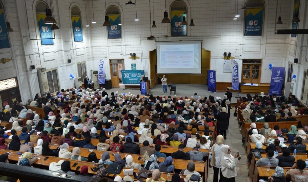 خطوة على الطريق: مؤتمر سنوي يقود طلاب الصيدلة نحو مستقبل مهني أكثر إشراقًا