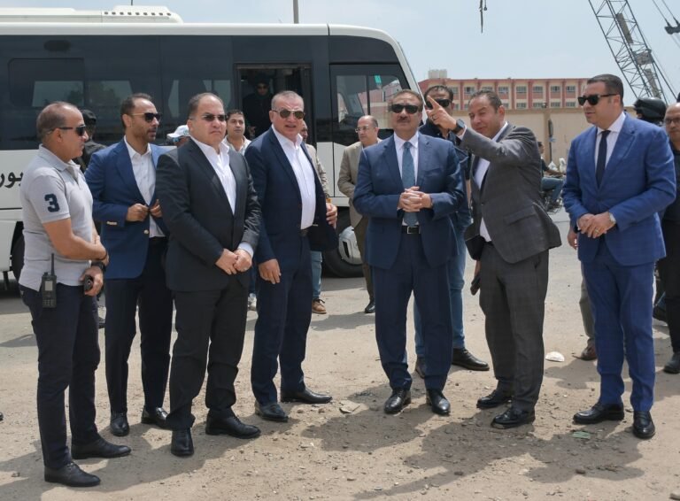 عمــــــار ومحافظ بورسعيد يبحثان مع رئيس صندوق التنمية الحضرية مقترحات تطوير المناطق السكنية وتوفير وحدات بديلة للعقارات الصادر لها قرارات إزالة